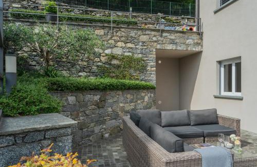 Aurogna Apartamento | Blooms by the Lake by Rent All Como