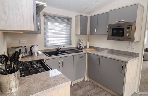 Evesham Cabaña | BLOSSOM VALE LODGE, pet friendly, with a garden in Evesham