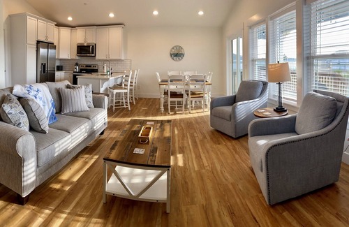 Ocean Shores Cabaña | Blue Anchor Cottage - pet friendly retreat! Game Room! Walk to beach!