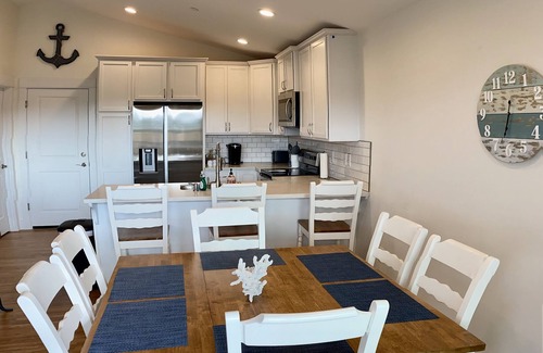 Ocean Shores Cabaña | Blue Anchor Cottage - pet friendly retreat! Game Room! Walk to beach!