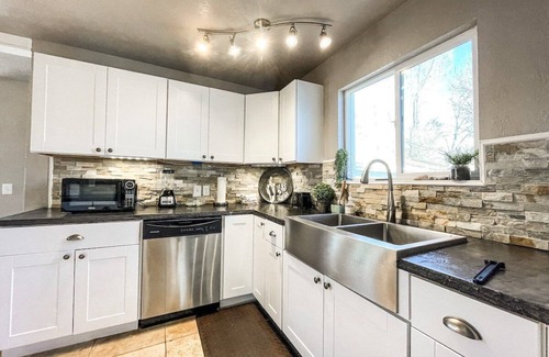 Colorado Springs Casa | Blue Barn West Side Getaway mins to center, trails