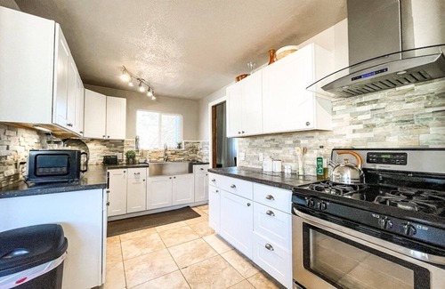 Colorado Springs Casa | Blue Barn West Side Getaway mins to center, trails