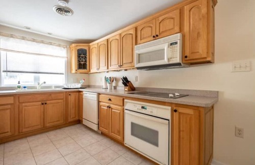 Delavan Lake Cabaña | Blue Beach Cottage - 5 Minute Walk to Private Beach!