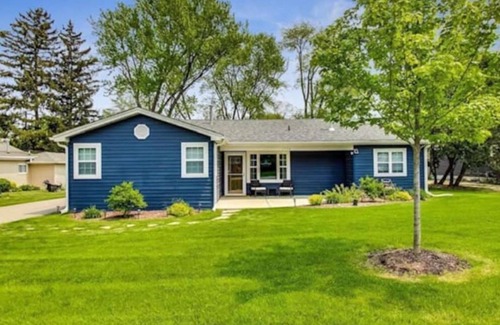 Delavan Lake Cabaña | Blue Beach Cottage - 5 Minute Walk to Private Beach!