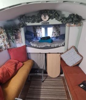 Halkyn Otro | Blue bells Small but quirky & Cozy Shepherd's Hut