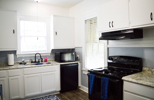 Jackson Casa | Blue Bengal Bungalow 5 mins to Downtown Jackson & 15 mins to Jackson’s Airport