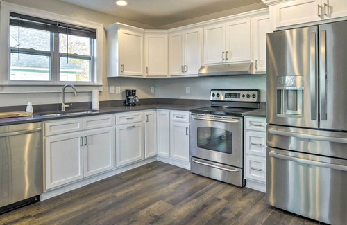 Dunean Casa | 'Blue Bird Bungalow' - 3 Mi to Main St!