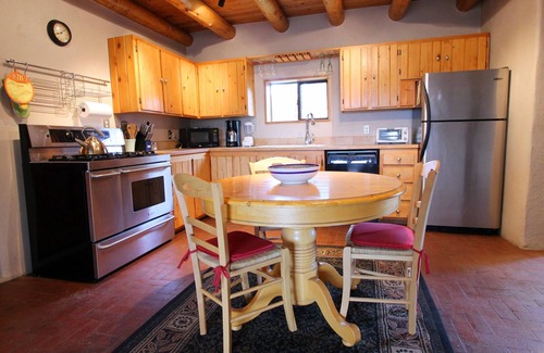 El Prado Otro | Blue Bird Farm - Amplia y elegante casa de 5 dormitorios / 3 baños en Taos Farmhouse con aire acondicionado