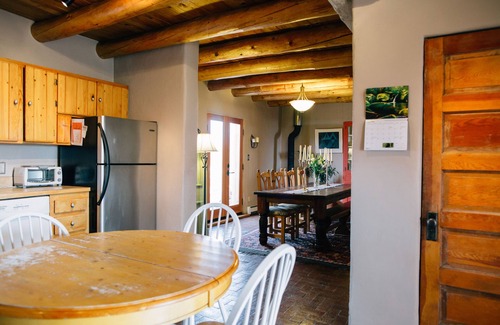 El Prado Otro | Blue Bird Farm - Amplia y elegante casa de 5 dormitorios / 3 baños en Taos Farmhouse con aire acondicionado