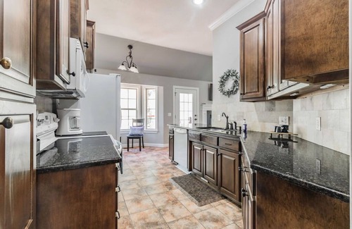 Bella Vista Casa | Blue Bird House - Private Access to Back 40 Trails