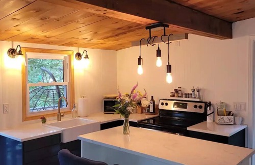Athens Cabaña | Blue Bird's Nest - cozy 3 bedroom lakeside cottage