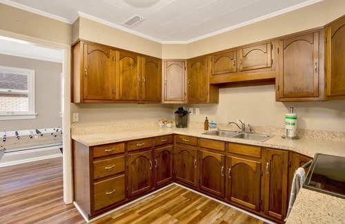Rossville Casa | Blue Bird Spur Outdoor dinning, fire pit, & games!