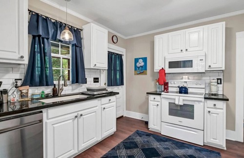 Lexington Casa | Blue Bungalow | 2BR 1BA | Lexington