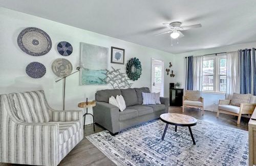 North Charleston Casa | Blue Bungalow huge yard & king bed