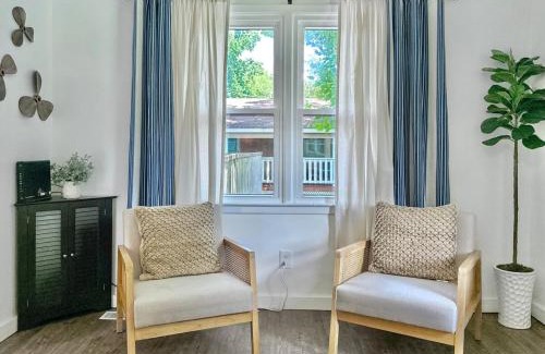 North Charleston Casa | Blue Bungalow huge yard & king bed