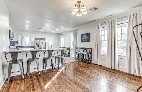 Central Oklahoma City Casa | Blue Canvas Cottage by the Paseo - 10 Guests
