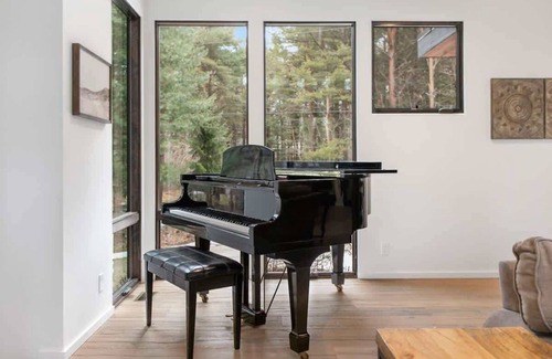 Saugatuck Casa | Blue Cedar | 5 BR | Lake Access | Hot Tub