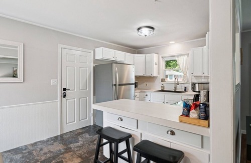 Broken Arrow Casa | Blue Cedar Poolside Retreat: 3-bedroom home in Broken Arrow with full amenities