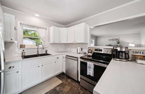 Broken Arrow Casa | Blue Cedar Poolside Retreat: 3-bedroom home in Broken Arrow with full amenities