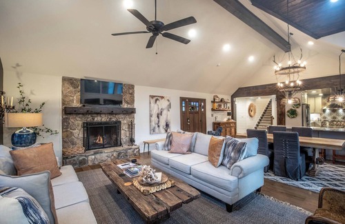 Cullowhee Casa | Blue Comanche - Upscale Mountain Home with a Hot Tub near Lake Glenville!