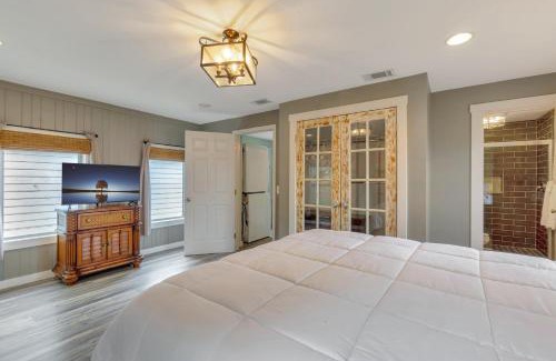 South Pensacola Casa | Blue Cottage, Close to Downtown & Bases!