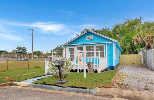 South Pensacola Casa | Blue Cottage, Close to Downtown & Bases!