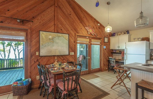Carrabelle Casa | Blue Crab Shack 2BR/2BA w/ Loft Area and dock!