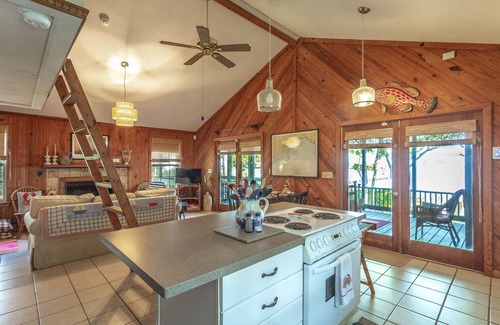Carrabelle Casa | Blue Crab Shack 2BR/2BA w/ Loft Area and dock!