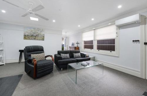 Orange Apartamento | Blue Door Apartment 2 - CBD, Heritage, Ideal for Work