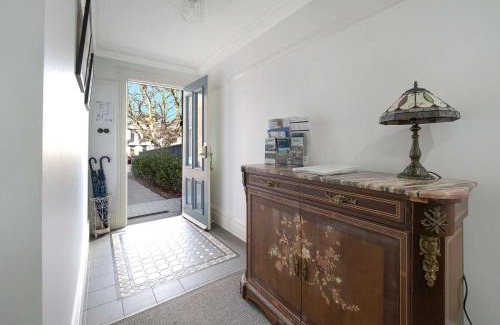 Orange Apartamento | Blue Door Apartment 2 - CBD, Heritage, Ideal for Work