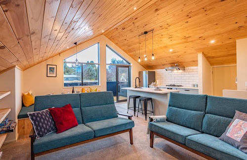 Ohakune Chalet De Esquí | Blue Door Chalet - Ohakune Bach with spa. Close to town centre.