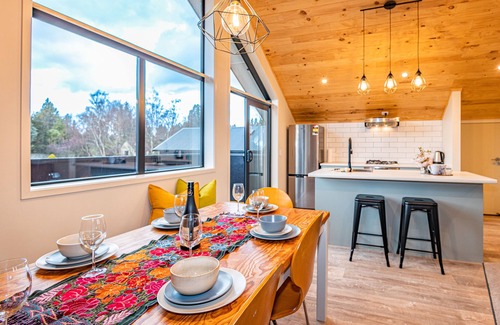 Ohakune Chalet De Esquí | Blue Door Chalet - Ohakune Bach with spa. Close to town centre.