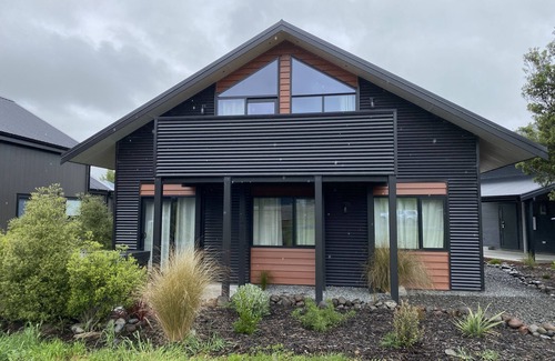 Ohakune Chalet De Esquí | Blue Door Chalet - Ohakune Bach with spa. Close to town centre.