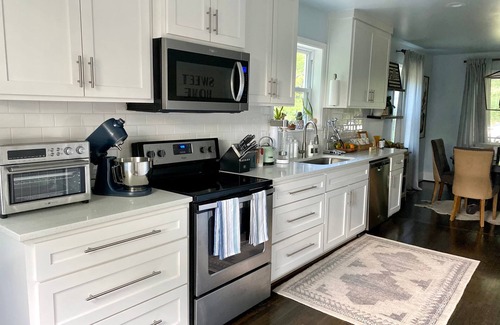 Forest Park Casa | Blue Door Walk to Avondale Dog-friendly w Yard