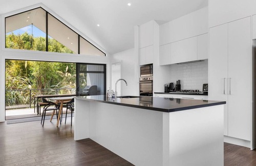 Nukuhau Casa | Blue Dun Retreat | Relaxing, Modern Getaway Near Lake & Town