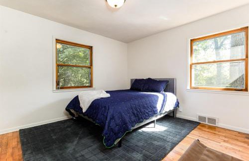 South Bend Casa | Blue & Gold Haven - 3B 2BA House Close to ND Stadium