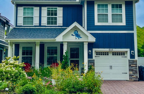 South Haven Casa | Blue Grasshopper – Spacious Luxury Retreat with Two Primary Suites