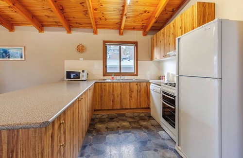 Jindabyne Cabina | Blue Gum Cottage - Spacious 3BR + Lakeside Views 5 mins to main shopping area