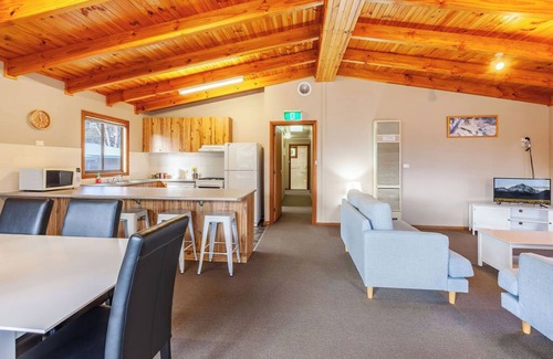 Jindabyne Cabina | Blue Gum Cottage - Spacious 3BR + Lakeside Views 5 mins to main shopping area