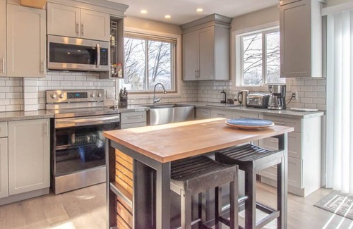 Irondale Cabaña | Blue Haven - Beautiful Haliburton Cottage w/ Hot Tub, AC, Wi-Fi, Watercraft