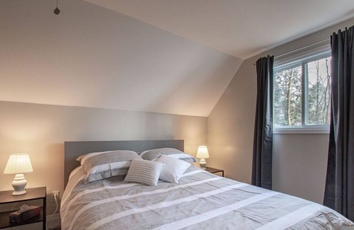 Irondale Cabaña | Blue Haven - Beautiful Haliburton Cottage w/ Hot Tub, AC, Wi-Fi, Watercraft
