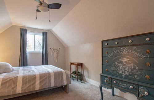 Irondale Cabaña | Blue Haven - Beautiful Haliburton Cottage w/ Hot Tub, AC, Wi-Fi, Watercraft