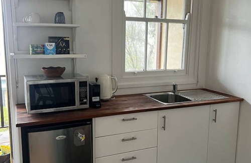 Mount Victoria Cabina | Blue Haze Retreat - studio with kitchenette