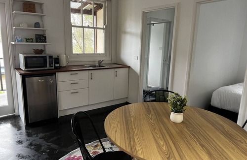Mount Victoria Cabina | Blue Haze Retreat - studio with kitchenette
