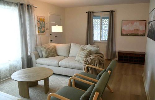 Deltona Lakes Apartamento | Blue Heron Cottage Cozy 2BR Sleeps 6 Fire Pit