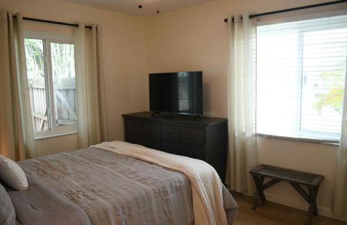 Deltona Lakes Apartamento | Blue Heron Cottage Cozy 2BR Sleeps 6 Fire Pit