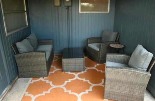 Deltona Lakes Apartamento | Blue Heron Cottage Cozy 2BR Sleeps 6 Fire Pit