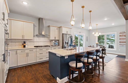 Lansing Casa | Blue Heron Hideaway: A Premium Lakefront Retreat