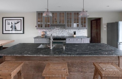 Morin Heights Chalet De Esquí | Blue Hill Pool, spa, game room, mountain view