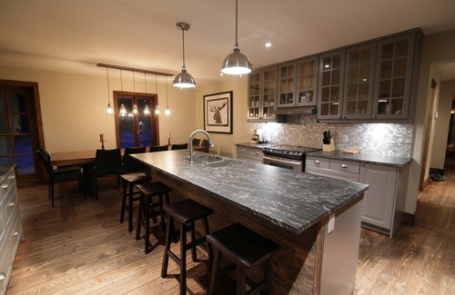 Morin Heights Chalet De Esquí | Blue Hill Pool, spa, game room, mountain view